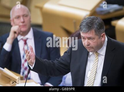 Lord Advocate Frank Mulholland beantwortet eine Frage im schottischen Parlament in Edinburgh. Stockfoto