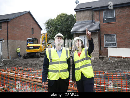 Labour-Chef Jeremy Corbyn und die schottische Labour-Führerin Kezia Dugdale bei einem Besuch der Parkhead Housing Association in Glasgow, Schottland. Stockfoto