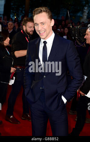 Tom Hiddleston bei der High-Rise Premiere während des 59. BFI London Film Festival im Odeon Cinema, Leicester Square, London. DRÜCKEN Sie VERBANDSFOTO. Bilddatum: Freitag, 9. Oktober 2015. Bildnachweis sollte lauten: Ian West/PA Wire Stockfoto