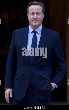 Premierminister David Cameron wartet darauf, Bundeskanzlerin Angela Merkel vor ihrem Treffen in Chequers, dem offiziellen Wohnsitz des Premierministers, in der Nähe von Ellesborough, nordwestlich von London, zu begrüßen. Stockfoto