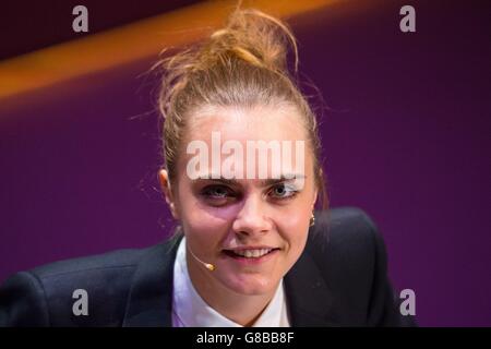 Cara Delevingne spricht während der Women in the World Konferenz in der Cadogan Hall in London. Stockfoto