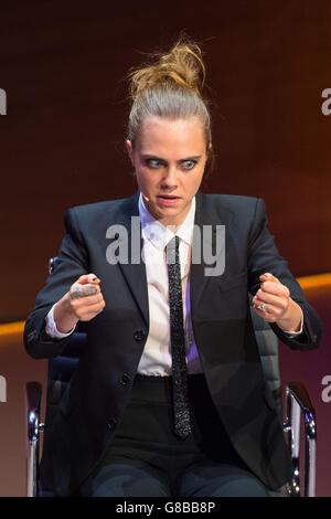 Cara Delevingne spricht während der Women in the World Konferenz in der Cadogan Hall in London. Stockfoto