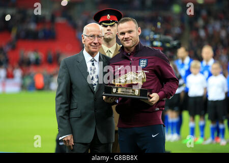 Sir Bobby Charlton überreicht dem englischen Wayne Rooney einen goldenen Stiefel, um zu gedenken, dass er vor dem UEFA-Europameisterschaftsspiel im Wembley Stadium in London zum allzeit führenden Torschützenkönig seines Landes wurde. Stockfoto