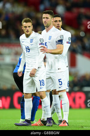 (Von links nach rechts ) Englands Jamie Vardy, Gary Cahill und Chris Smalling während des UEFA-Europameisterschaftsspiels im Wembley Stadium, London. Stockfoto