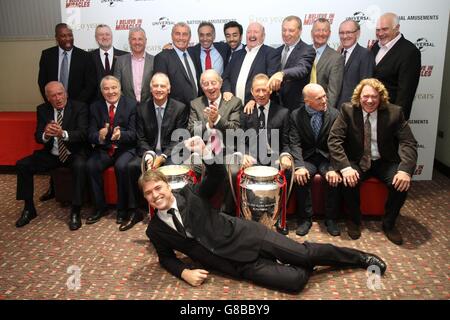 Der Nottingham Forest European Cup gewann mit seinen beiden Europameisterschaften zusammen mit Forest Chairman Fawaz Al-Hasawi (hinten, fünfte links) und Filmregisseur Jonny Owen (vorne), die an der Weltfilmpremiere von I Believe in Miracles auf dem Nottingham Forest City Ground in Nottingham teilnahmen. Stockfoto