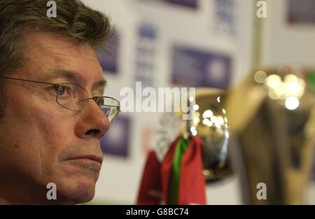 Cricket - Australische Pressekonferenz - Ashford International Hotel. John Buchanan, Trainer der australischen Cricket-Nationalmannschaft, spricht während einer Pressekonferenz mit den Medien. Stockfoto