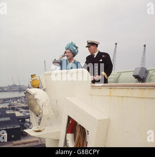 Die Queen Mother mit Kapitän Geoffrey Thrippleton Marr, Cunards Commodore, während ihres Abschiedsbesuchs beim Liner Queen Elizabeth in Southampton. Der Liner wird in Florida in Rente gehen und liegen. Stockfoto