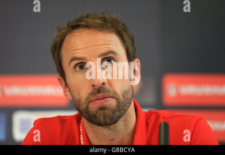 Fußball - U21 Euro Qualifying - England U21 gegen Kasachstan U21 - England U21 Trainings- und Pressekonferenz - St. George's Park. Gareth Southgate, Manager der englischen U21, während der Pressekonferenz im St. George's Park, Burton. Stockfoto