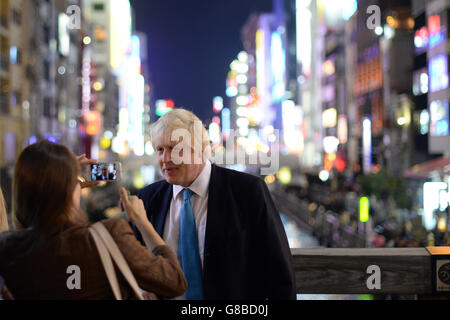 Der Bürgermeister von London Boris Johnson posiert für ein Foto im Dotonbori-Viertel im Zentrum von Osaka, Japan, am ersten Tag eines fünftägigen Besuchs des Landes. Stockfoto