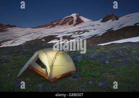 Zelt in der Abenddämmerung auf Kletterer Camp an den Hängen des Heliotrops Ridge, Mount Baker Wildnis North Cascades Washington beleuchtet Stockfoto