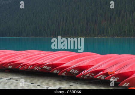 Roten Kanus auf Dock, Lake Louise, Banff Nationalpark Stockfoto