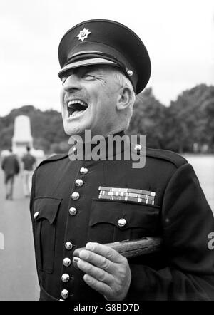 Der Garnisonsfeldwebel Major George Stone von den irischen Gardisten gibt seinen letzten Kommandos auf der Horse Guards Parade in London ab. Nach 36 Jahren im Regiment, dem er 1927 als Knabenkoldat anschloss, tritt er heute in den Ruhestand. Stockfoto