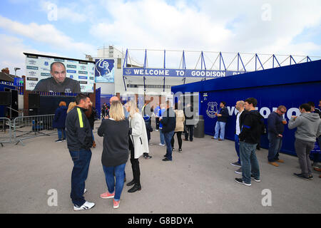 Fußball - Barclays Premier League - Everton gegen Liverpool - Goodison Park. Everton-Fans kommen im Goodison Park an. Stockfoto