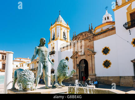 Ronda, Spanien - 19. Juni 2015: Fountain Plaza Del Socorro Kirche In Ronda, Spanien. Nuestra Señora del Socorro. Old Spanish Town Stockfoto
