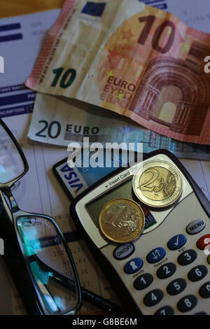 Die Euro-Noten und ein Spielzettel zum irischen Haushalt 2016 werden heute von Finanzminister Michael Noonan und dem Minister für öffentliche Ausgaben und Reform Brendan Howlin bekannt gegeben. Stockfoto