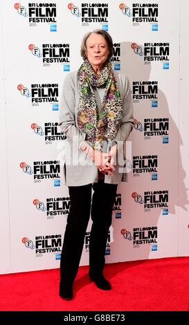 Dame Maggie Smith besucht eine Fotozelle für den neuen Film The Lady in the Van in Claridges, London. Stockfoto