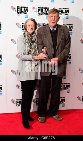 Dame Maggie Smith und Alan Bennett bei einer Fotoaufnahme für den neuen Film The Lady in the Van in Claridges, London. Stockfoto