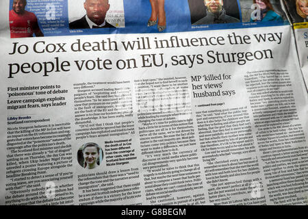 "Jo Cox Tod beeinflussen die Art, wie Menschen über EU abstimmen" Referendum Artikel im Guardian Zeitung 22. Juni 2016 London UK Stockfoto