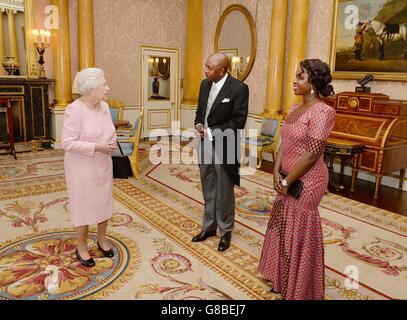 Königin Elizabeth II. Spricht mit Kena Mphonda, dem Hochkommissar der Republik Malawi und Frau Mary Chokani, nachdem er seine Beglaubigungsschreiben bei einer privaten Audienz im Buckingham Palace in London überreicht hat. Stockfoto