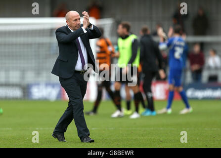 Soccer - Sky Bet League Two - Barnett gegen Accrington Stanley The Hive Stadium. Accrington Stanley's Manager John Coleman applaudiert den Fans nach dem letzten Pfiff. Stockfoto