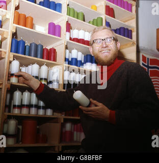 Derek (doc) Hudson, ein Kerzenmacher mit einigen seiner farbigen Proben in seiner kleinen Fabrik in Coalaston, Derbyshire. Er ist Absolvent des Sheffield College of Art und begann vor vier Jahren mit der Herstellung von farbigen Kerzen. Er hat einen florierenden Handel mit einem gesunden Exportgeschäft aufgebaut. Stockfoto