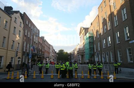 Garda-Offiziere stehen vor dem Leinster House in Dublin an Stahlbarrieren, aber es gab keine Proteste, als Minister für öffentliche Ausgaben und Reform Brendan Howlin und Finanzminister Michael Noonan den irischen Haushalt übergaben. Stockfoto