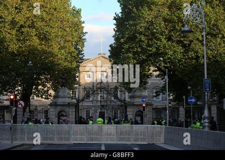 Garda-Offiziere stehen vor dem Leinster House in Dublin an Stahlbarrieren, aber es gab keine Proteste, als Minister für öffentliche Ausgaben und Reform Brendan Howlin und Finanzminister Michael Noonan den irischen Haushalt übergaben. Stockfoto