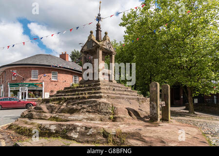 Lymm Cross und Bestände im Dorf Lymm in Cheshire. Nordwestengland Stockfoto