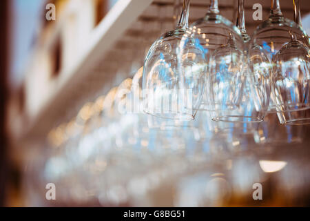 Brille über bar-Regal hängen. Gläser für Wein über einer Bar rack Stockfoto