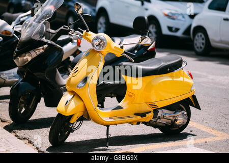 Sevilla, Spanien - 24. Juni 2015: Gelbe Piaggio Vespa Motorroller Motorrad Motorrad Oldtimer Sprint in der Stadt geparkt. Stockfoto