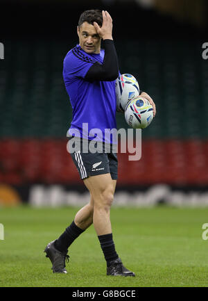 Rugby Union - Rugby World Cup 2015 - Neuseeland Captain's Run - Millennium Stadium. Der Neuseeländer Dan Carter während des Captain's Run im Millennium Stadium, Cardiff. Stockfoto