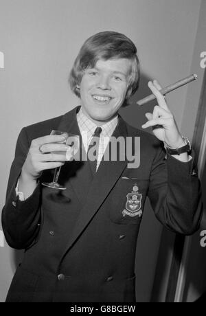 Peter Blair Noone, besser bekannt als Herman of Herman's Hermits. Er feierte in London mit Mitgliedern seiner Gruppe, nachdem er in New York angekündigt hatte, dass ein Plattenvertrag mit Metro-Goldwyn-Mayer unterzeichnet wurde. Stockfoto