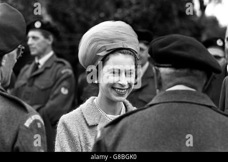 Königin Elizabeth II. Macht ihre Inspektion, als sie das Royal Observer Corps im Hauptquartier des Royal Air Force Fighter Command, Middlesex, überprüft. Stockfoto