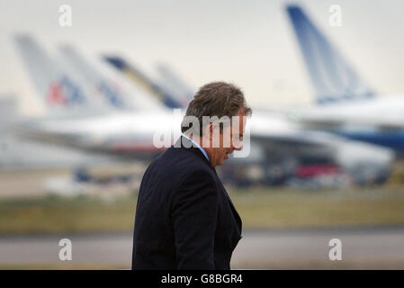 Der britische Premierminister Tony Blair geht zu seinem Flugzeug, bevor er nach Moskau abtaut. Stockfoto