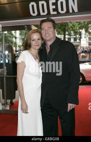 Batman Beginnt Europäische Premiere - Odeon Leicester Square. Val Kilmer und Charlotte Emmerson. Stockfoto