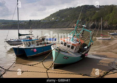 Großbritannien, Wales, Ceredigion, New Quay, Angelboote/Fischerboote im Hafen bei Ebbe Stockfoto