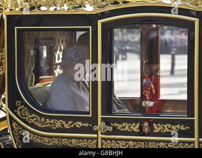 Königin Elizabeth II. Und der Präsident der Volksrepublik China, Herr Xi Jinping, fahren im Diamond Jubilee State Coach entlang der Mall, nachdem der chinesische Präsident am ersten Tag seines Staatsbesuchs in Großbritannien bei der Parade der Pferdewächter feierlich begrüßt wurde. Stockfoto