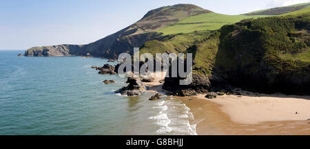 Großbritannien, Wales, Ceredigion, Llangrannog, Strand bei Ebbe und Küste zu Ynys Lochtyn, Panoramablick Stockfoto