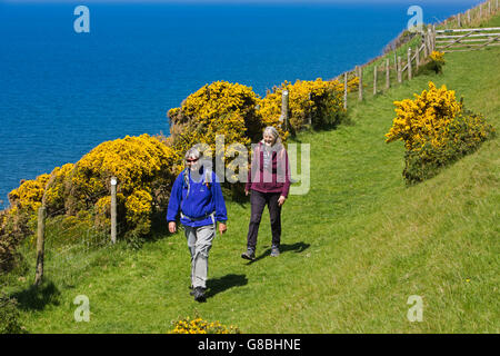 Großbritannien, Wales, Ceredigion, Llangrannog, Lochtyn, zwei weibliche Wanderer auf Coast Path oben Cilborth Strand Stockfoto