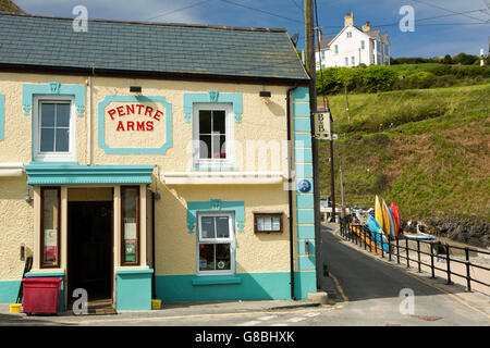 Großbritannien, Wales, Ceredigion, Llangrannog, Dorf, Dylan Thomas Trail, Rhonddatal Arme Public House am Meer Stockfoto