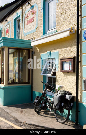 Großbritannien, Wales, Ceredigion, Llangrannog, Dorf, Fahrrad außerhalb Rhonddatal Arme Public House am Meer Stockfoto