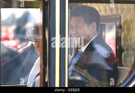 Königin Elizabeth II. Sitzt mit dem chinesischen Präsidenten Xi Jinping im Diamond Jubilee State Coach nach der offiziellen Begrüßungszeremonie bei der Parade der Pferdeguards in London, am ersten offiziellen Tag des chinesischen Staatsbesuchs. Stockfoto