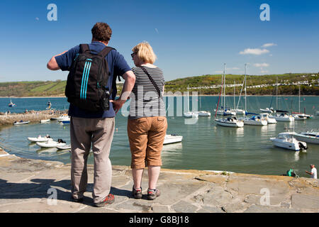 Großbritannien, Wales, Ceredigion, New Quay, Besucher auf Kai über Boote vertäut im Hafen Stockfoto