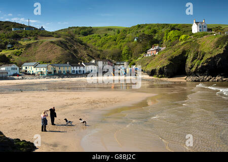 Großbritannien, Wales, Ceredigion, Llangrannog, Strand, paar am frühen Morgen mit Hunde Stockfoto