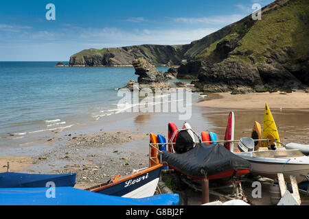 Großbritannien, Wales, Ceredigion, Llangrannog, Strand, am frühen Morgen, Boote und Meer Kajaks auf Helling Stockfoto