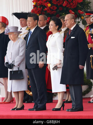 (Links-rechts) Königin Elizabeth II., der chinesische Präsident Xi Jinping, Madame Peng Liyuan und der Herzog von Edinburgh bei der Horse Guards Parade in London während der feierlichen Begrüßung des Präsidenten am ersten Tag seines Staatsbesuchs in Großbritannien. Stockfoto
