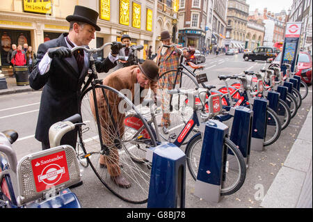 REDAKTIONELLE VERWENDUNG WÄHREND der Hauptverkehrszeit der Pendler werden AUSSCHLIESSLICH Penny-Farthing-Fahrräder durch Covent Garden in London von (links nach rechts) Tom Leefe, Neil Laughton, Mark Brown und John Beswick gefahren, um die Einführung von Assassin's Creed Syndicate, der neuesten Ausgabe der Videospiele-Reihe, zu markieren. Das im viktorianischen London stattfindet und am 23. Oktober als Eigentümer zur Verfügung steht. Stockfoto