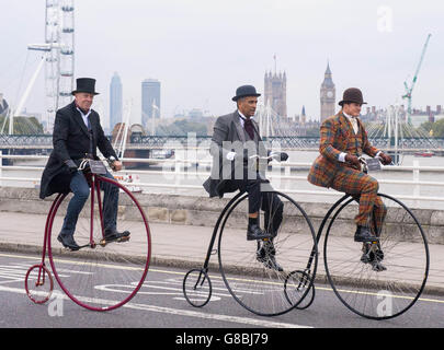 Penny-Farthing Fahrräder werden über Waterloo Bridge in London gefahren, während der Pendler Rush-Hour, von (links nach rechts) Alan Price, Mark Brown und John Beswick, um die Einführung von Assassin's Creed Syndicate, die neueste Ausgabe in der Videospiele-Franchise markieren, Das im viktorianischen London stattfindet und am 23. Oktober als Eigentümer zur Verfügung steht. Stockfoto