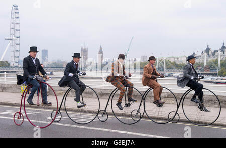 Penny-Farthing Fahrräder werden über Waterloo Bridge in London gefahren, während der Pendler Rush-hour, von (links nach rechts) Alan Price, Tom Leefe, John Beswick, Neil Laughton und Mark Brown, um die Einführung von Assassin's Creed Syndicate, die neueste Ausgabe der Videospiele-Franchise, Das im viktorianischen London stattfindet und am 23. Oktober als Eigentümer zur Verfügung steht. Stockfoto