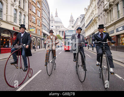 Penny-Farthing Fahrräder werden an St Paul's Cathedral in London, während der Pendler Rush-Hour, von (links nach rechts) Alan Price, John Beswick, Mark Brown und Tom Leefe gefahren, um die Einführung von Assassin's Creed Syndicate, die neueste Tranche in der Videospiele-Franchise, Das im viktorianischen London stattfindet und am 23. Oktober als Eigentümer zur Verfügung steht. Stockfoto